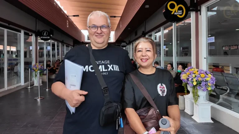Visas Thaïlande — Pascal et Jay devant le bureau de l'immigration de Jomtien