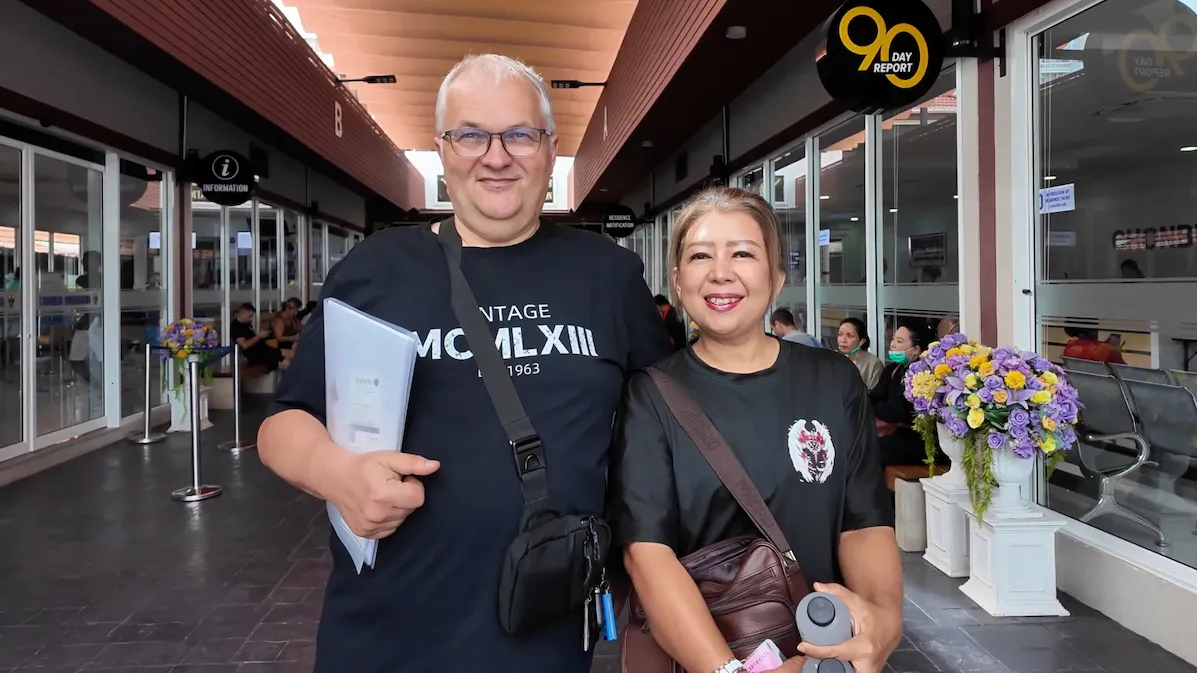 Visas Thaïlande — Pascal et Jay devant le bureau de l'immigration de Jomtien