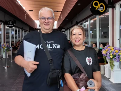 Visas Thaïlande — Pascal et Jay devant le bureau de l'immigration de Jomtien